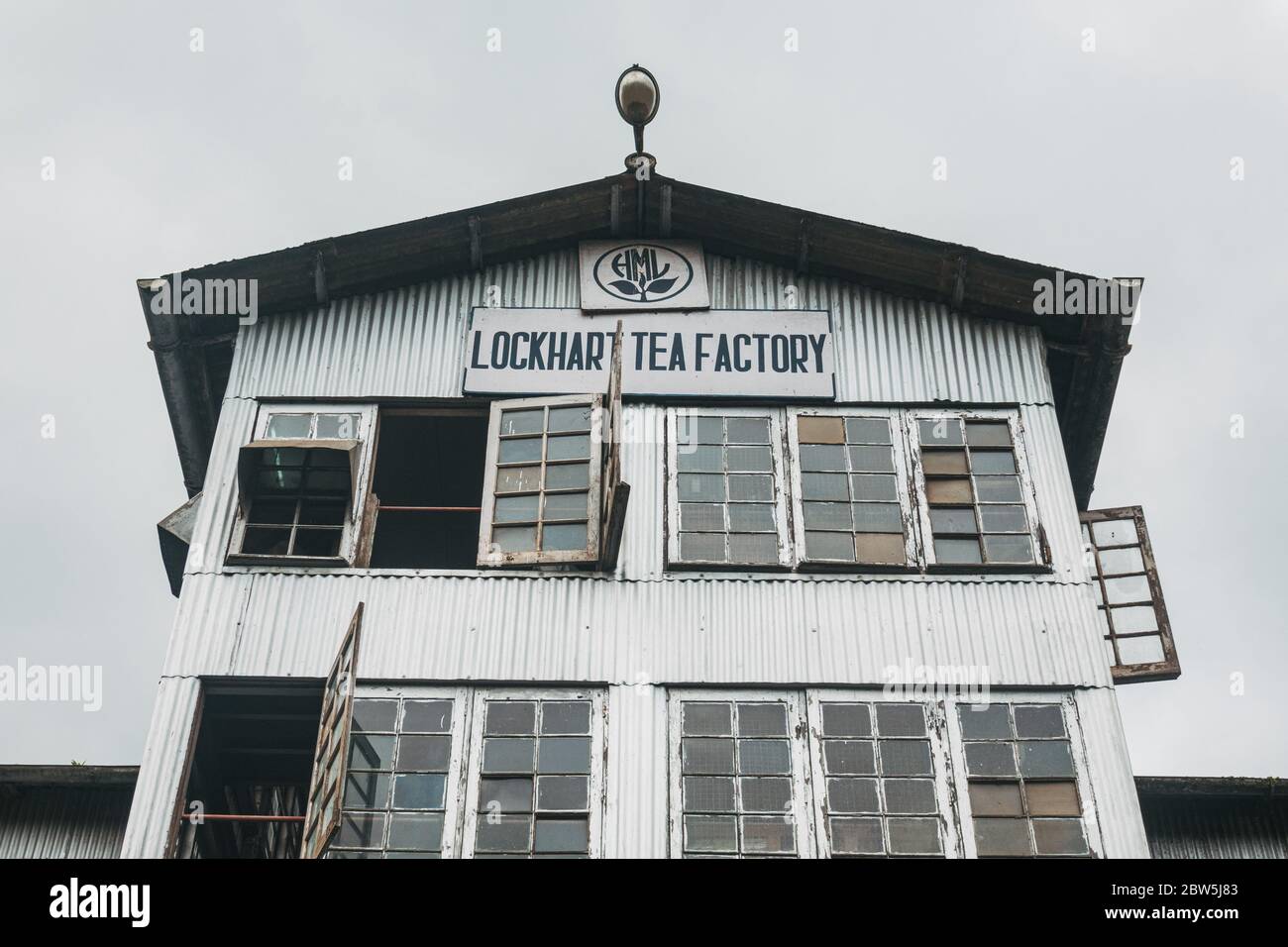 L'extérieur en fer ondulé de la fabrique de thé et du musée de Lockhart, Munnar, Kerala, Inde Banque D'Images