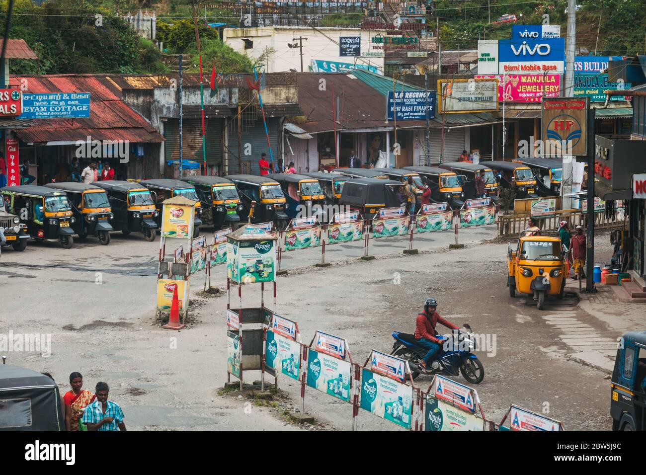 Une rangée de rickshaws automatiques attendant les tarifs sur la rue principale dans le canton de Munnar, Kerala, Inde Banque D'Images