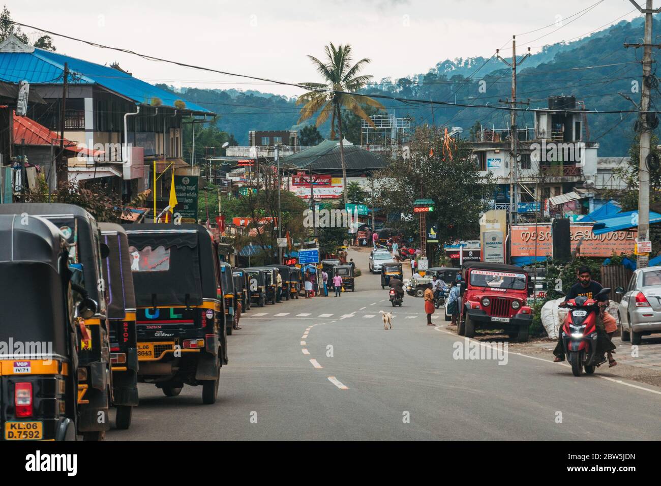La rue principale très animée du canton d'Anachal, Kerala, Inde Banque D'Images