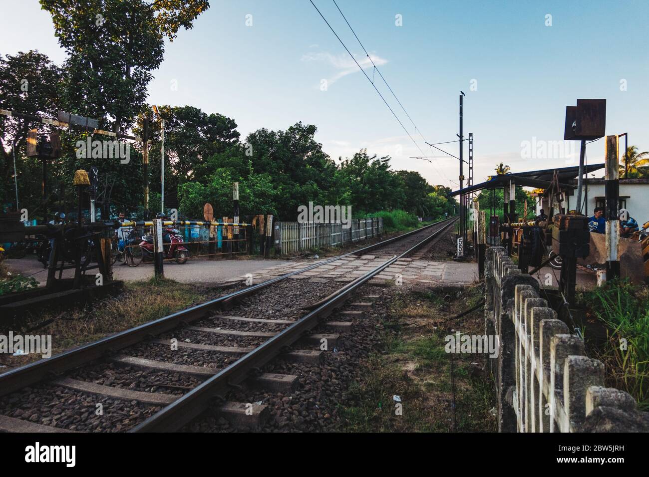 Un passage à niveau ferroviaire à Alappuzha, Kerala, Inde Banque D'Images