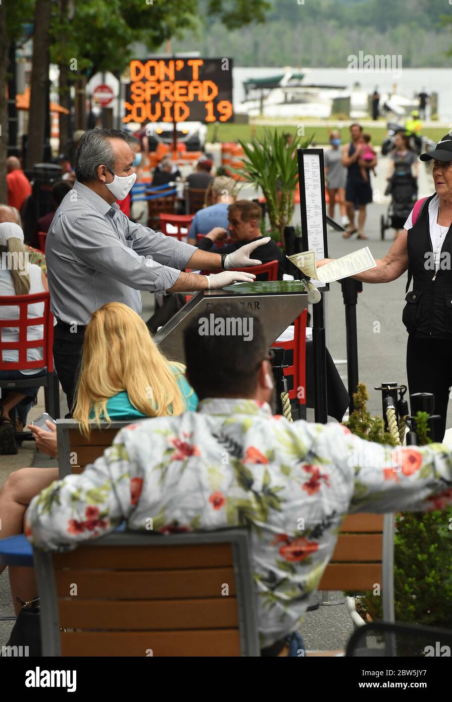 29 mai 2036, Alexandria, va, US: Alexandria, va - 052920 restaurants dans le nord de la Virginie le 29 mai 2020 ont été allègués, pour la première fois depuis les règles de distanciation sociale en raison de la crise pandémique Covid-19, d'ouvrir leurs portes au public pour une assise extérieure comme vu ici dans la vieille ville. La ville d'Alexandrie a fermé King Street entre N Lee et Union Streets afin de permettre aux restaurants d'installer des tables dans la rue. Et malgré Gov. Ralph Northam annonce un mandat, qui est entré en vigueur ce jour, qui exige que les revêtements de visage soient portés dans les restaurants, les bâtiments gouvernementaux, sur le public Banque D'Images