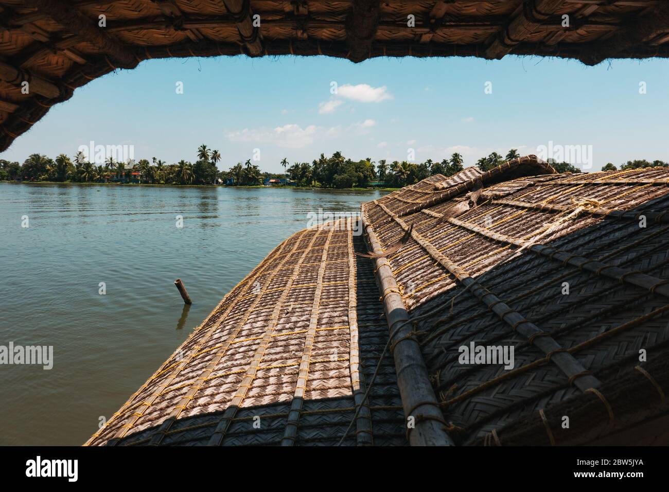 Vue sur les eaux de Kerala depuis l'une des célèbres mahouses Banque D'Images
