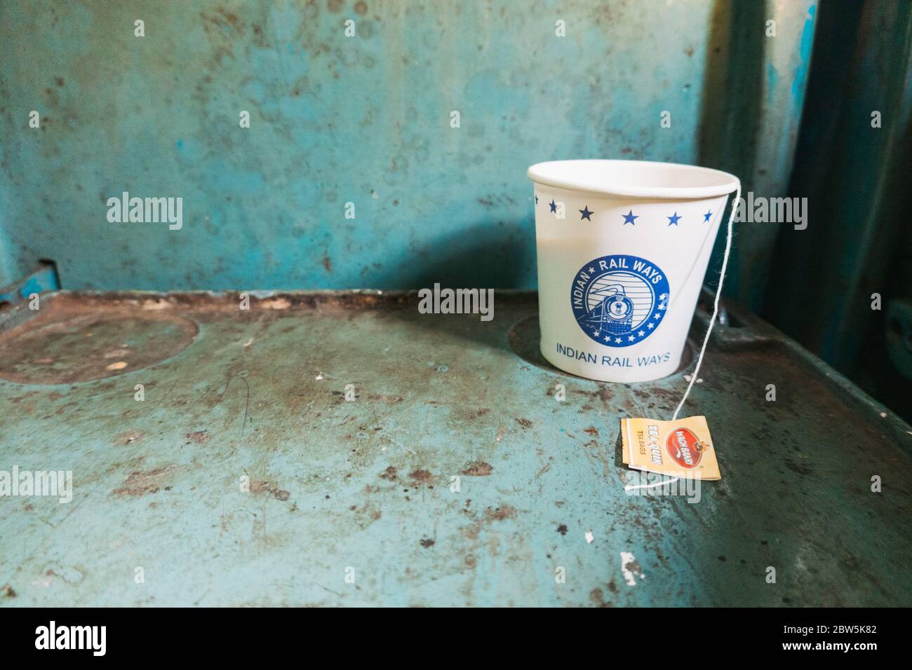 Une tasse de papier de chai (thé) servi à bord des chemins de fer indiens à Kerala, en Inde Banque D'Images