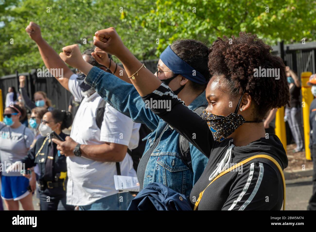 Detroit, Michigan, États-Unis. 29 mai 2020. Des milliers de personnes se sont ralliées pour protester contre la brutalité policière et le meurtre par la police de George Floyd à Minneapolis. Crédit : Jim West/Alay Live News Banque D'Images