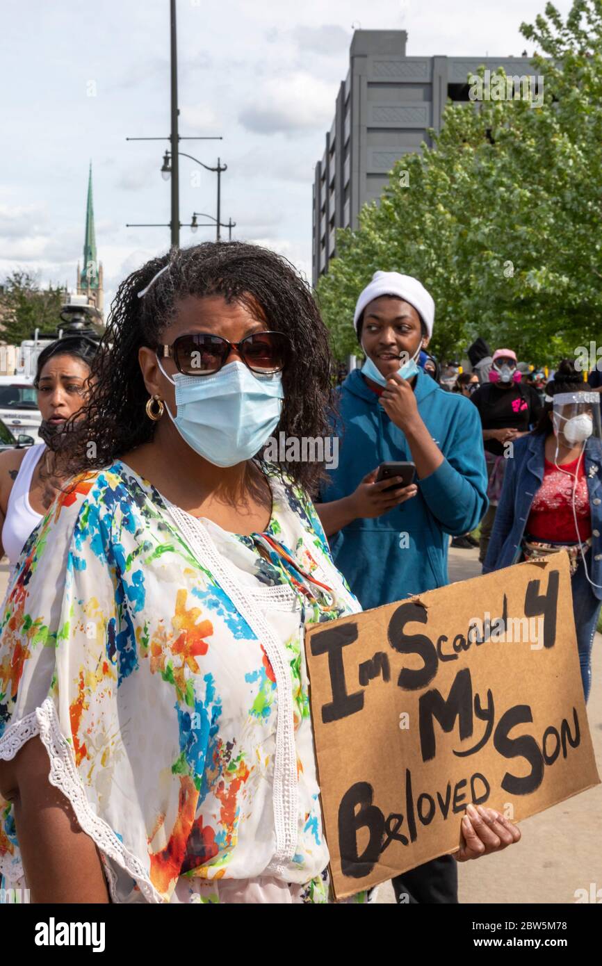 Detroit, Michigan, États-Unis. 29 mai 2020. Des milliers de personnes se sont ralliées pour protester contre la brutalité policière et le meurtre par la police de George Floyd à Minneapolis. Crédit : Jim West/Alay Live News Banque D'Images