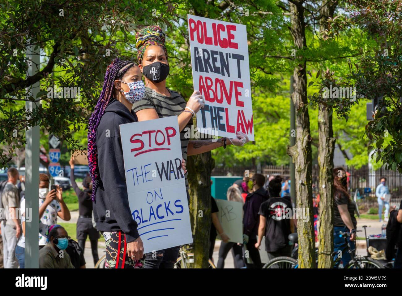 Detroit, Michigan, États-Unis. 29 mai 2020. Des milliers de personnes se sont ralliées pour protester contre la brutalité policière et le meurtre par la police de George Floyd à Minneapolis. Crédit : Jim West/Alay Live News Banque D'Images