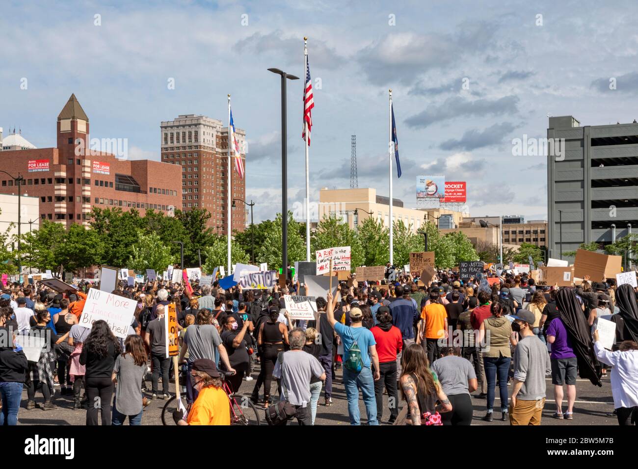 Detroit, Michigan, États-Unis. 29 mai 2020. Des milliers de personnes se sont ralliées pour protester contre la brutalité policière et le meurtre par la police de George Floyd à Minneapolis. Crédit : Jim West/Alay Live News Banque D'Images