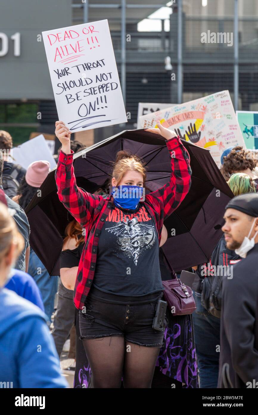 Detroit, Michigan, États-Unis. 29 mai 2020. Des milliers de personnes se sont ralliées pour protester contre la brutalité policière et le meurtre par la police de George Floyd à Minneapolis. Crédit : Jim West/Alay Live News Banque D'Images