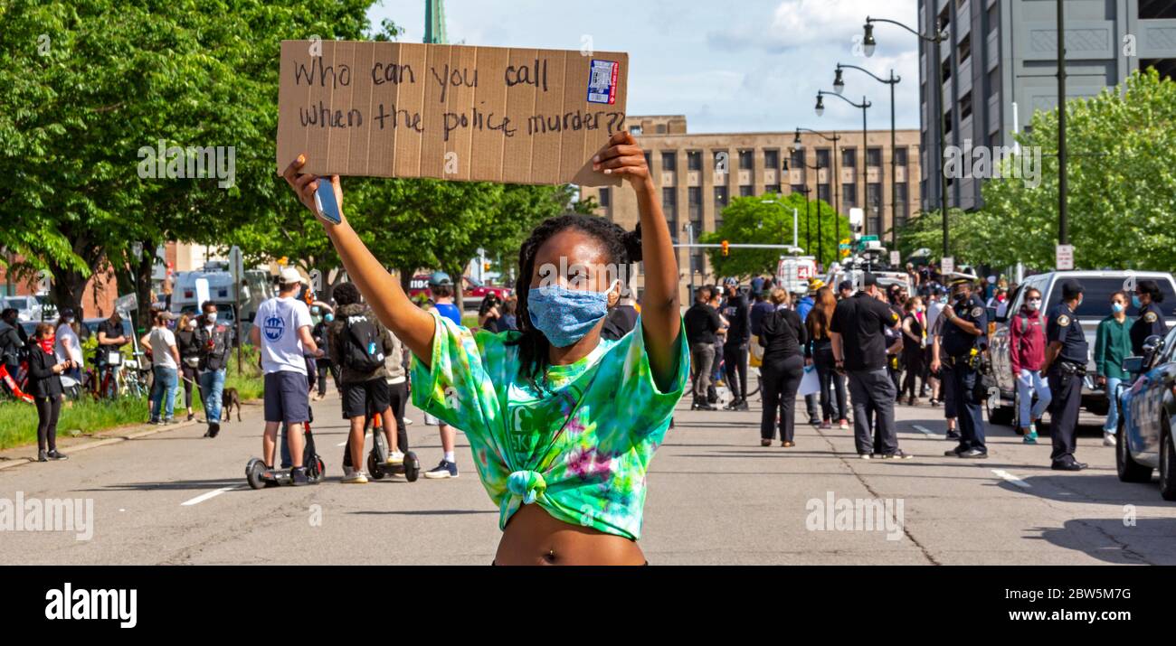 Detroit, Michigan, États-Unis. 29 mai 2020. Des milliers de personnes se sont ralliées pour protester contre la brutalité policière et le meurtre par la police de George Floyd à Minneapolis. Crédit : Jim West/Alay Live News Banque D'Images