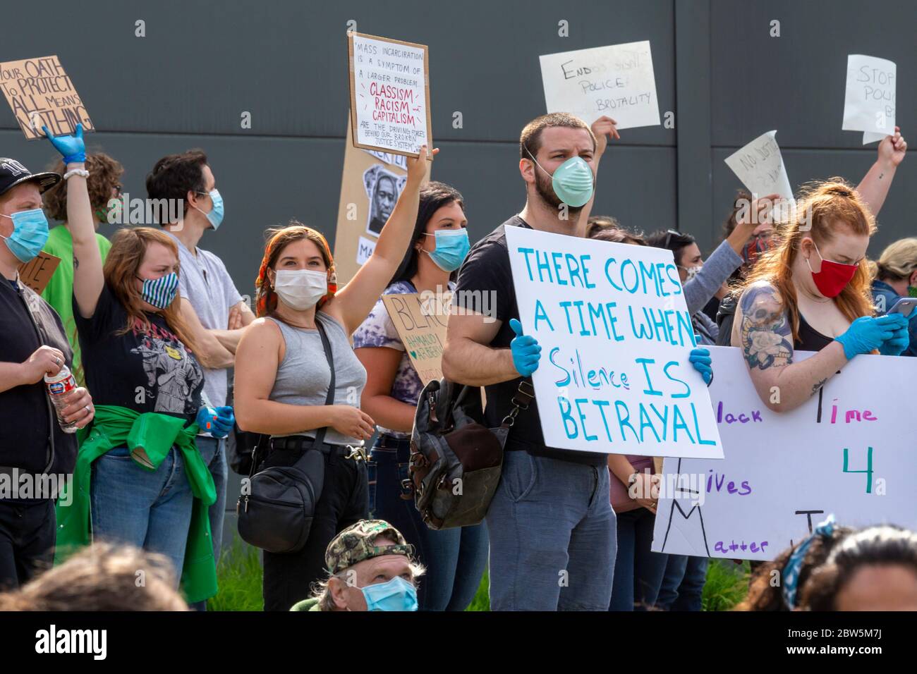 Detroit, Michigan, États-Unis. 29 mai 2020. Des milliers de personnes se sont ralliées pour protester contre la brutalité policière et le meurtre par la police de George Floyd à Minneapolis. Crédit : Jim West/Alay Live News Banque D'Images