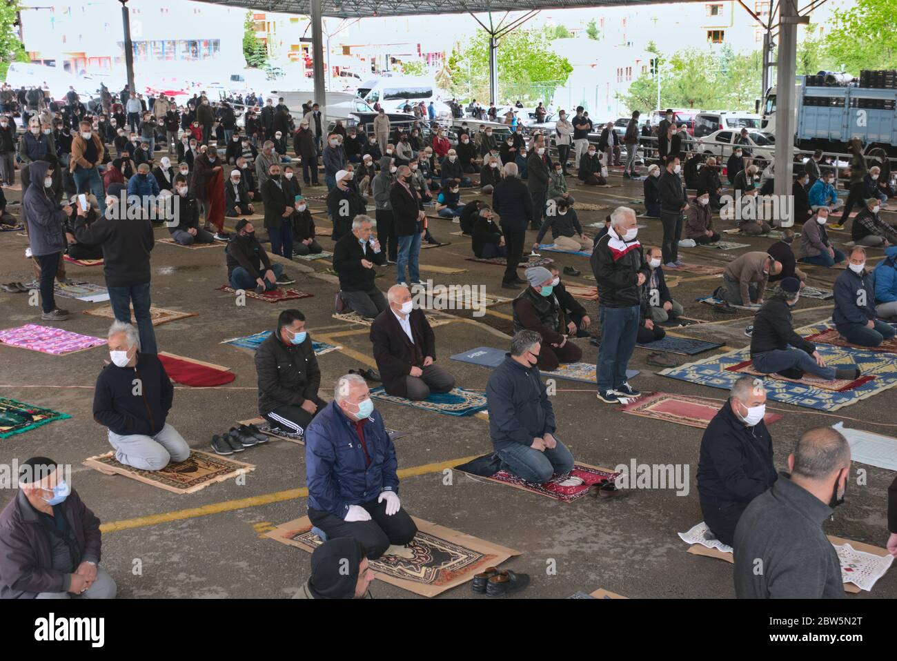 Ankara/Turquie - 29/05/2020: Groupe social éloigné de musulmans assis sur un tapis de prière dans la première prière de Jumah après 3 mois de quarantaine à Turke Banque D'Images