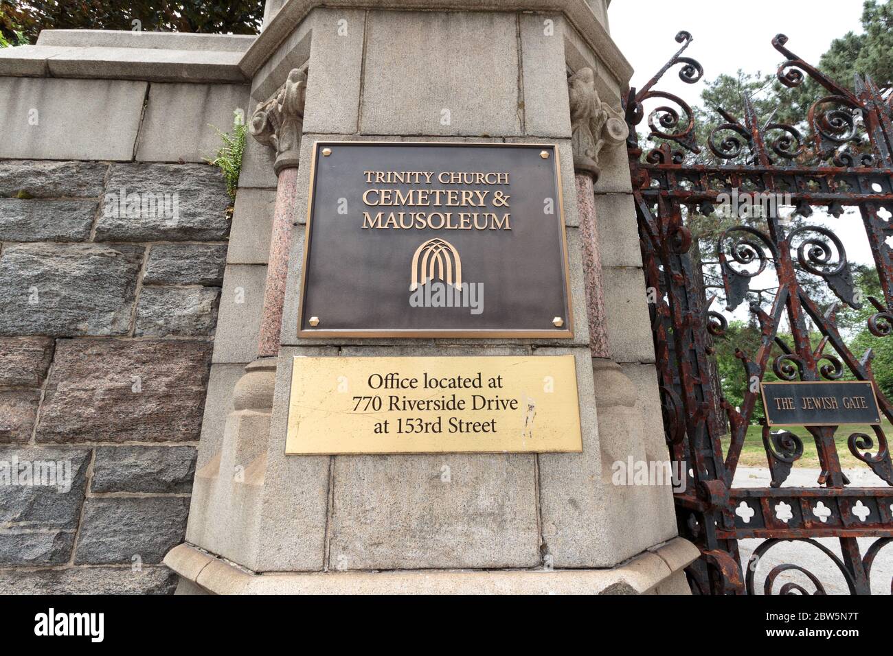 entrée au cimetière et au mausolée de l'église épiscopale de la Trinité à Harlem, le seul site d'inhumation actuellement actif à Manhattan Banque D'Images