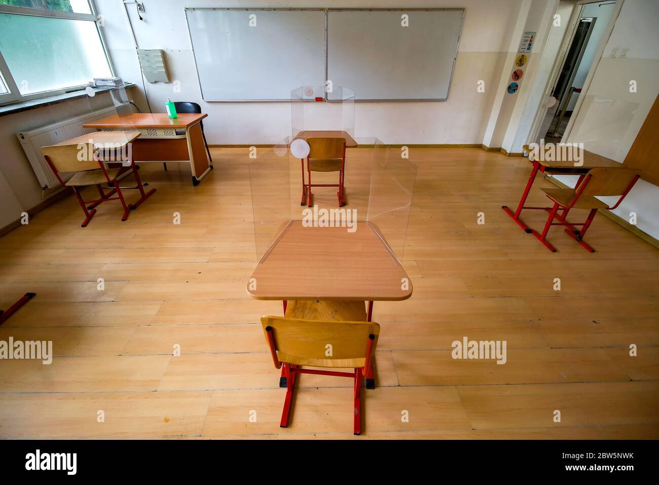 Bucarest, Roumanie - 29 mai 2020: La salle de classe avec les bureaux espacés pour éviter le risque d'infection du coronavirus pendant les examens est présentée à memb Banque D'Images