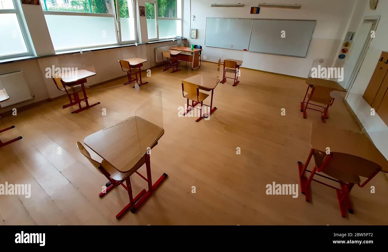 Bucarest, Roumanie - 29 mai 2020: La salle de classe avec les bureaux espacés pour éviter le risque d'infection du coronavirus pendant les examens est présentée à memb Banque D'Images