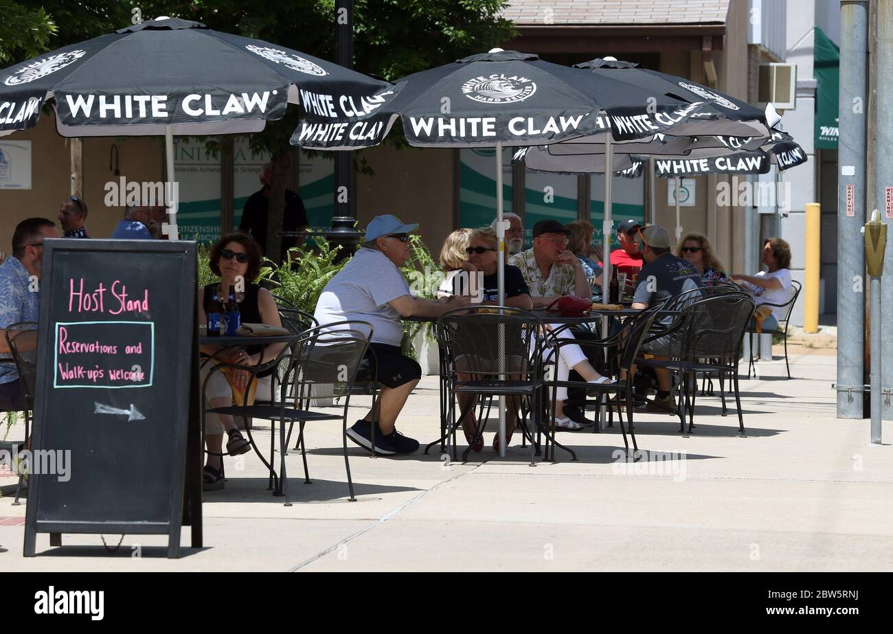 Belleville, États-Unis. 29 mai 2020. Les clients peuvent profiter de la journée ensoleillée et lumineuse, en mangeant à l'extérieur de Tavern on main à Belleville, Illinois, le vendredi 29 mai 2020. Aujourd'hui marque le premier jour où les restaurants de l'Illinois sont ouverts, mais avec des places en plein air seulement, en raison des préoccupations du coronavirus. Plusieurs rues de Belleville ont été fermées pour les tables afin que les clients puissent s'asseoir à une distance sécuritaire les uns des autres. Photo de Bill Greenblatt/UPI crédit: UPI/Alay Live News Banque D'Images