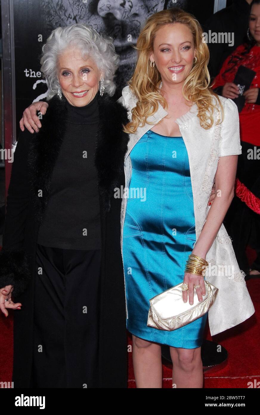 Virginia Madsen et Mum Elaine Madsen à la première « The Number 23 » de Los Angeles, qui s'est tenue au Orpheum Theatre dans le centre-ville de Los Angeles, en Californie. L'événement a eu lieu le mardi 13 février 2007. Photo par: SBM / PictureLux - référence du fichier # 34006-2093SBMPLX Banque D'Images