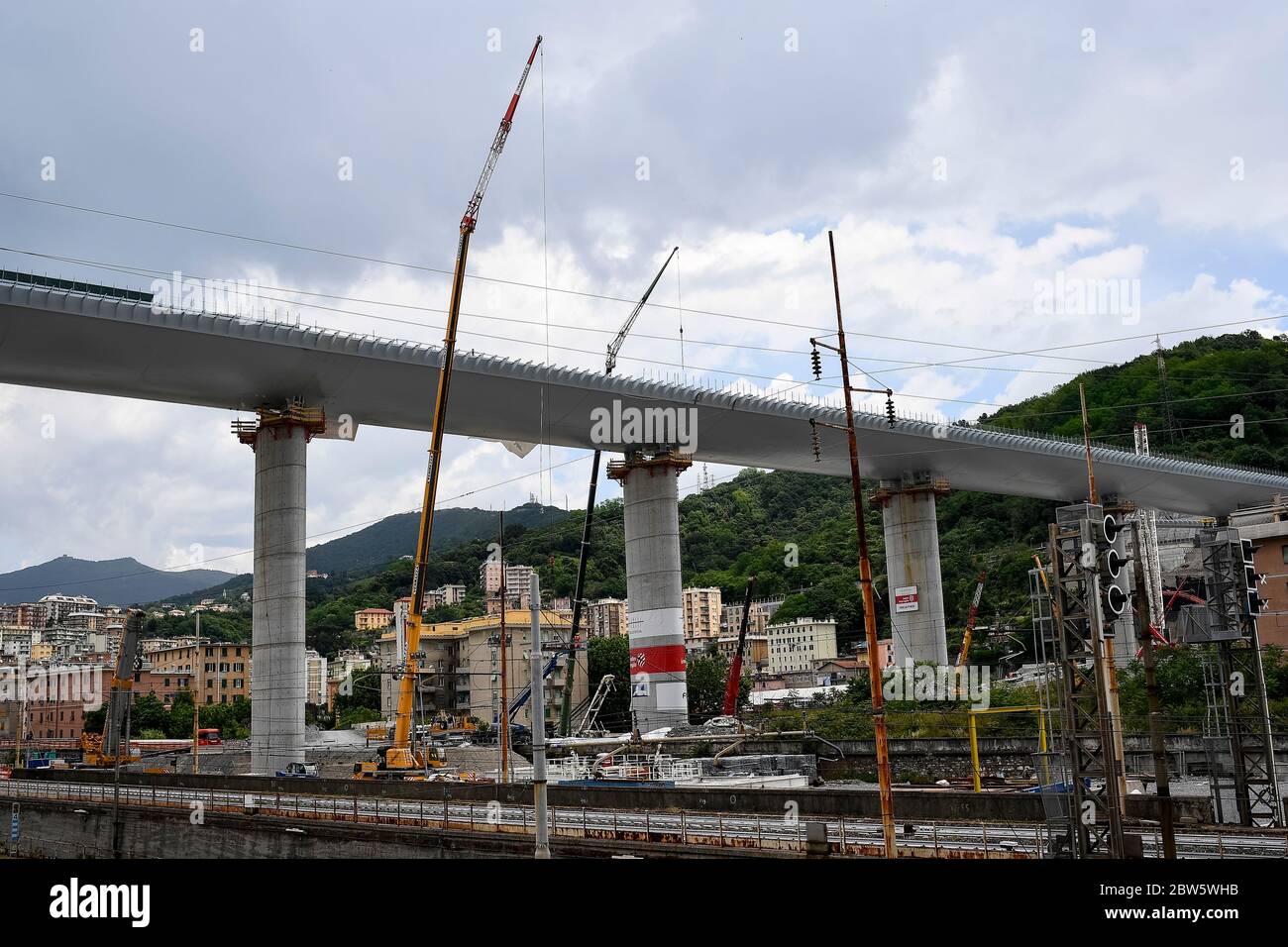 Gênes, Italie. 29 mai 2020. GÊNES, ITALIE - 29 mai 2020 : vue générale montre le chantier du nouveau pont Morandi (officiellement Viadotto Polcevera). Le pont original s'est effondré en août 2018 et le nouveau devrait rouvrir en juillet 2020. (Photo de Nicolò Campo/Sipa USA) crédit: SIPA USA/Alay Live News Banque D'Images