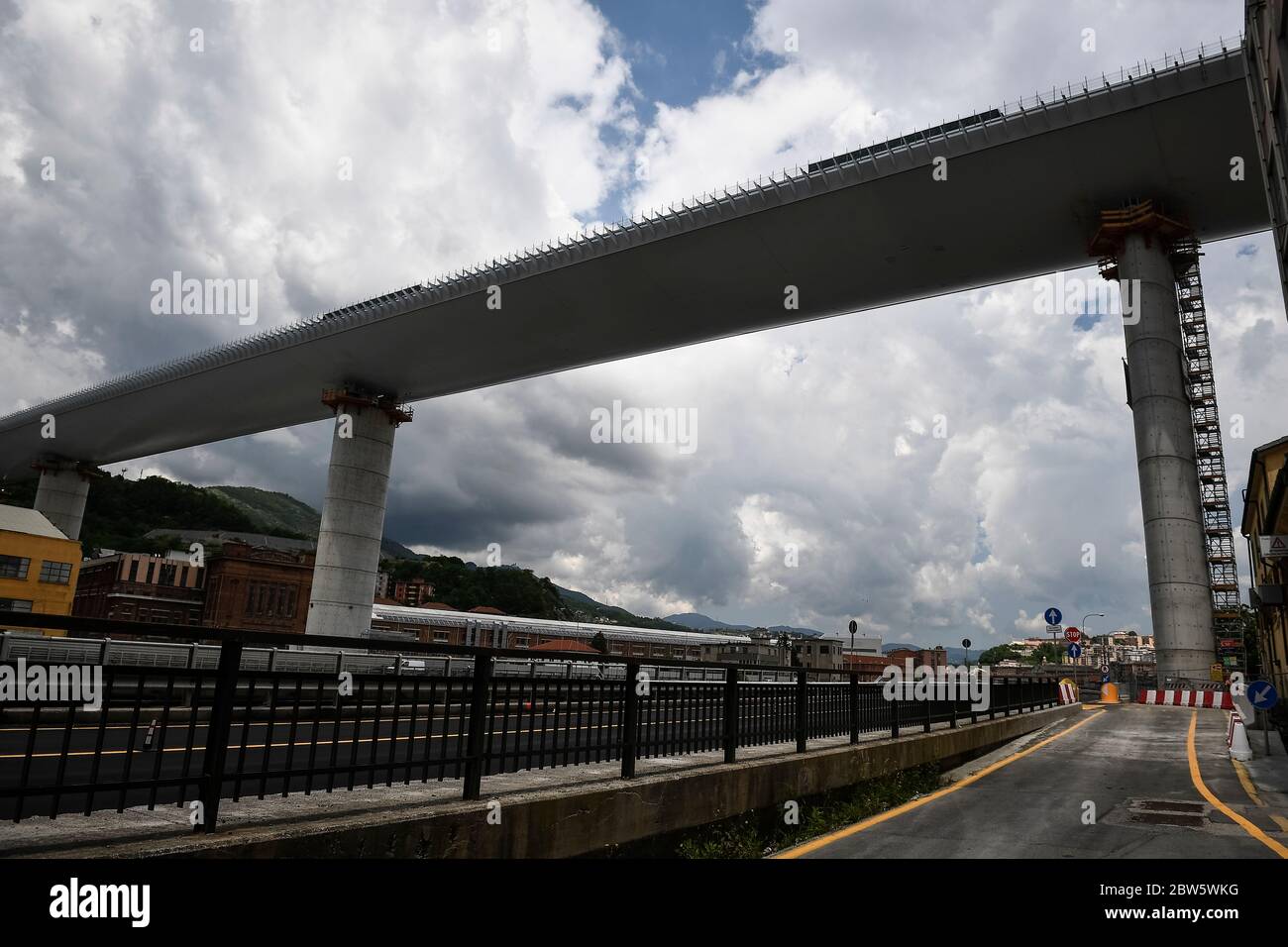 Gênes, Italie. 29 mai 2020. GÊNES, ITALIE - 29 mai 2020 : vue générale montre le chantier du nouveau pont Morandi (officiellement Viadotto Polcevera). Le pont original s'est effondré en août 2018 et le nouveau devrait rouvrir en juillet 2020. (Photo de Nicolò Campo/Sipa USA) crédit: SIPA USA/Alay Live News Banque D'Images