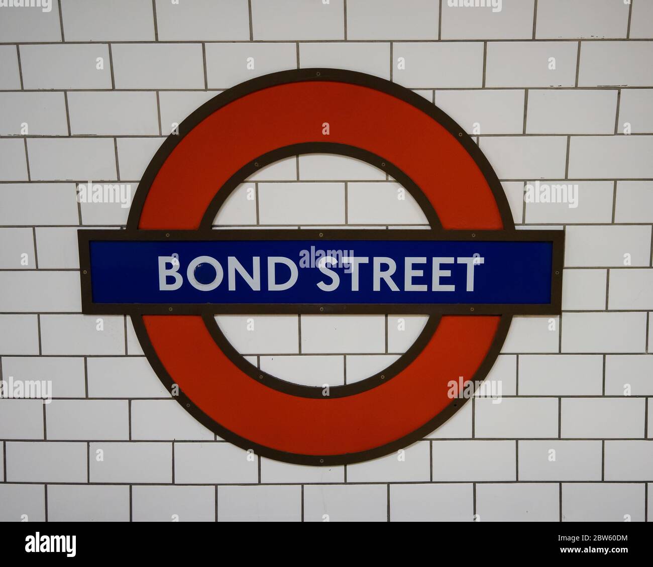 Panneau de métro bond Street Londonn sur la Central Line avec des carreaux blancs derrière. Londres Banque D'Images