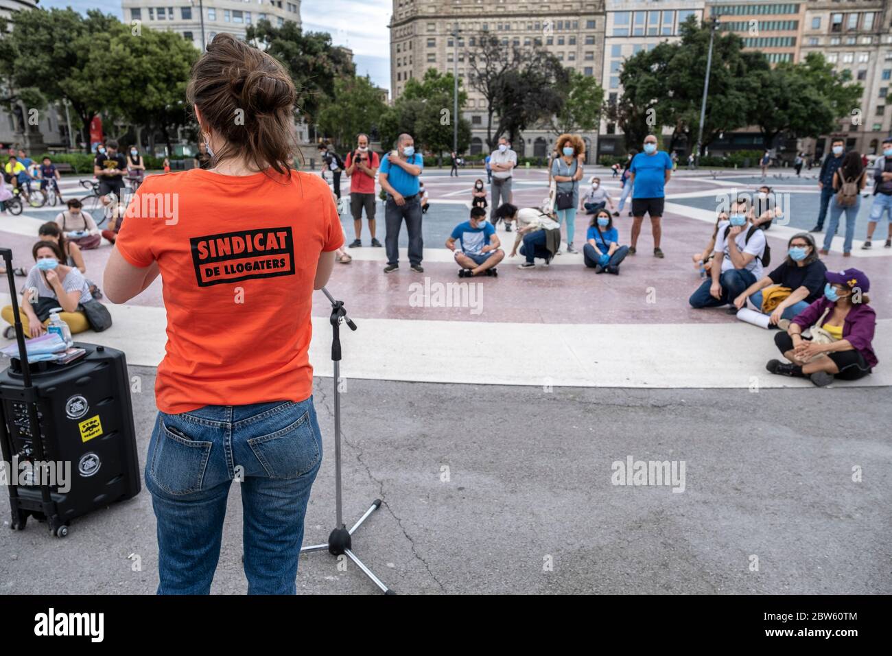 Barcelone, Espagne. 29 mai 2020. Un porte-parole portant le t-shirt du syndicat pendant l'assemblée.après des mois de confinement, le syndicat des locataires (Logateres Union) a tenu sa première assemblée publique sur la Plaza Catalunya. Les thèmes principaux de la réunion étaient de négocier les prix de location et d'éviter les expulsions ainsi que de contacter les nouveaux locataires ayant de la difficulté à payer le loyer sur leurs appartements. Crédit : SOPA Images Limited/Alamy Live News Banque D'Images