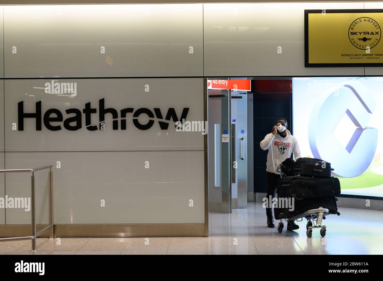 Passager britannique revenant au terminal 2 de Heathrow sur l'avant-dernier vol de rapatriement organisé par le gouvernement britannique au départ de Lagos au Nigeria. Banque D'Images