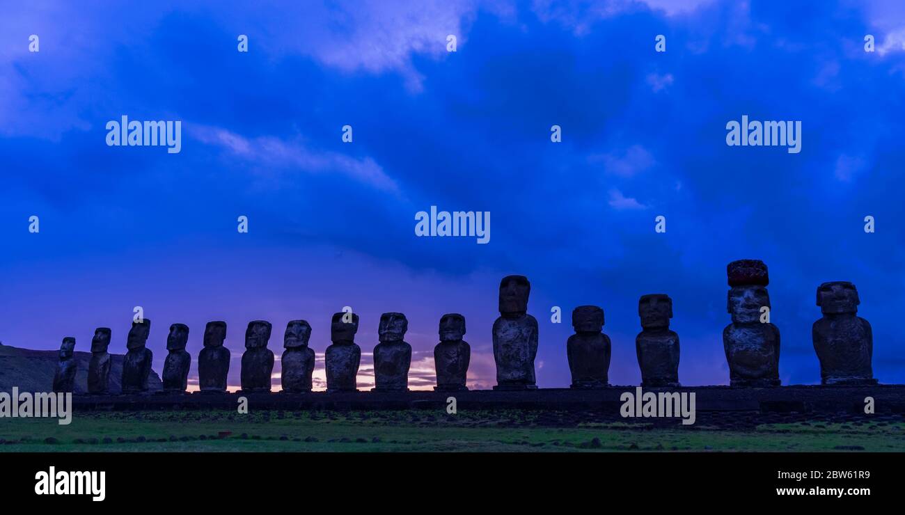 Panorama à l'aube au Moai de Tongariki sur l'île de Pâques, au Chili Banque D'Images