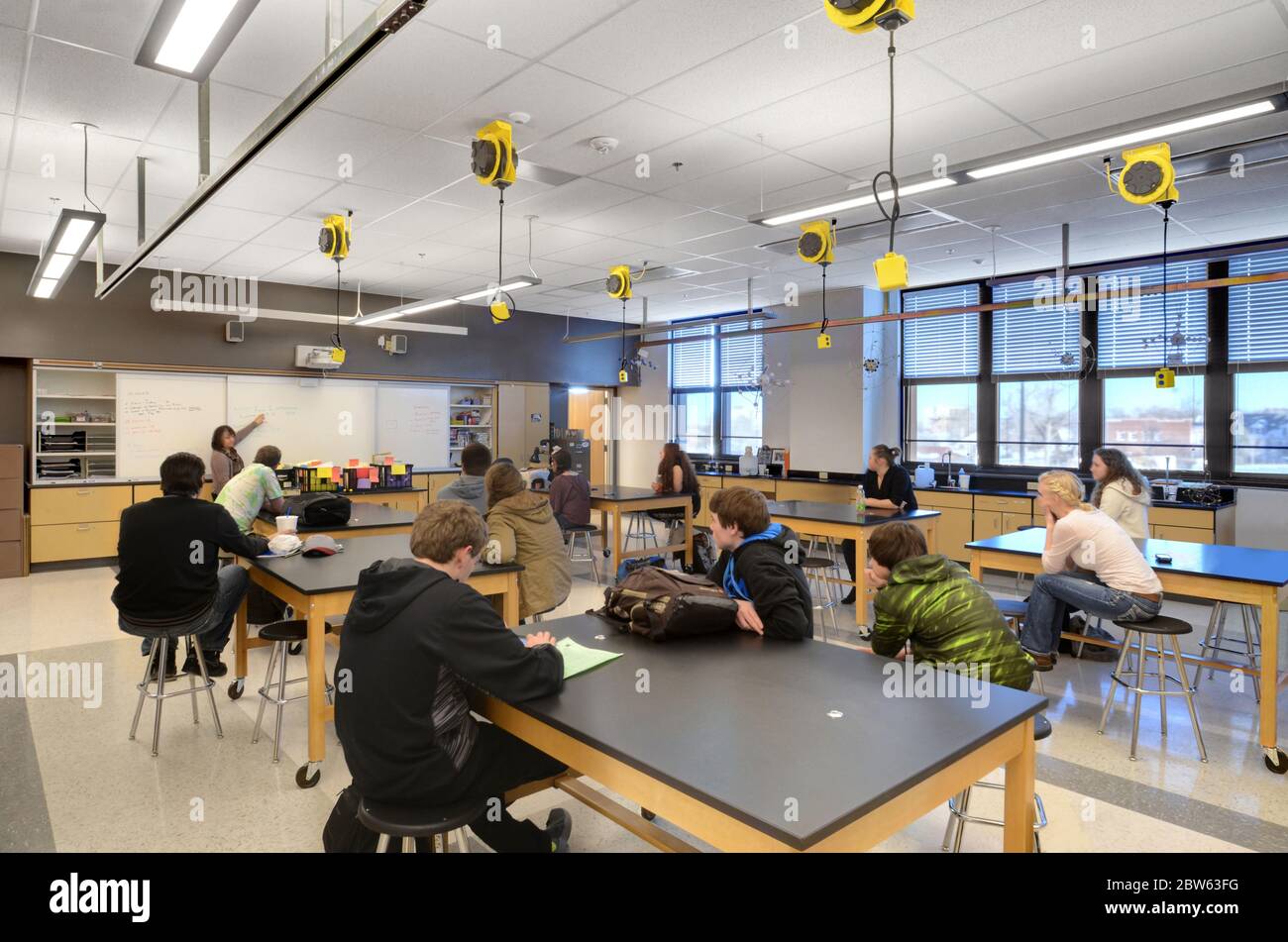 Photo de la classe de sciences avec les étudiants et le professeur. Banque D'Images