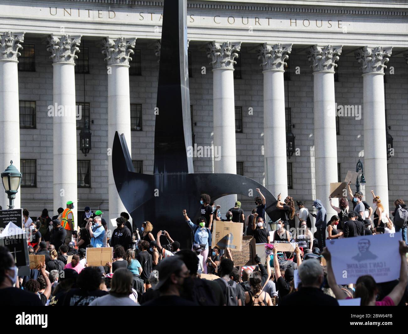 New York, États-Unis. 29 mai 2020. Des manifestants se rassemblent sur la place Foley du Mahattan inférieur à New York, aux États-Unis, le 29 mai 2020. Les New-Yorkais ont continué à protester contre la mort de George Floyd alors que des centaines de personnes sont emmenées dans la rue de Manhattan vendredi pour exprimer leur colère contre la brutalité et le racisme de la police. Crédit : Wang Ying/Xinhua/Alay Live News Banque D'Images