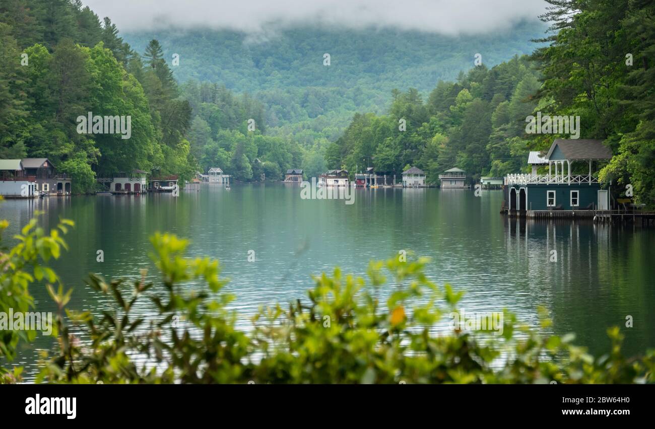 Vue sur l'eau du magnifique lac Rabun, niché dans les montagnes Blue Ridge à Lakemont dans le comté de Rabun, en Géorgie. (ÉTATS-UNIS) Banque D'Images