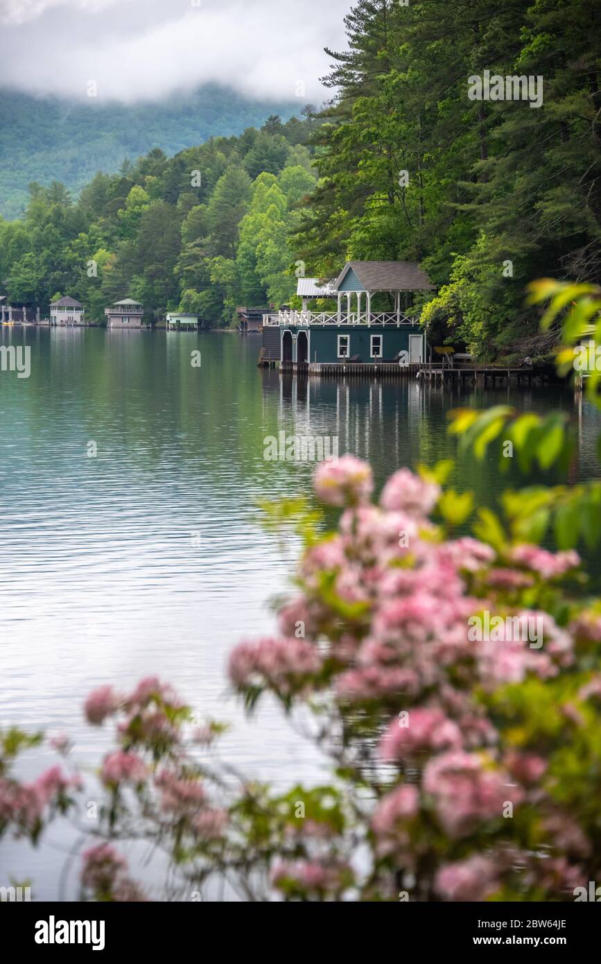 Magnifique lac Rabun, niché dans les montagnes Blue Ridge à Lakemont dans le comté de Rabun, en Géorgie. (ÉTATS-UNIS) Banque D'Images