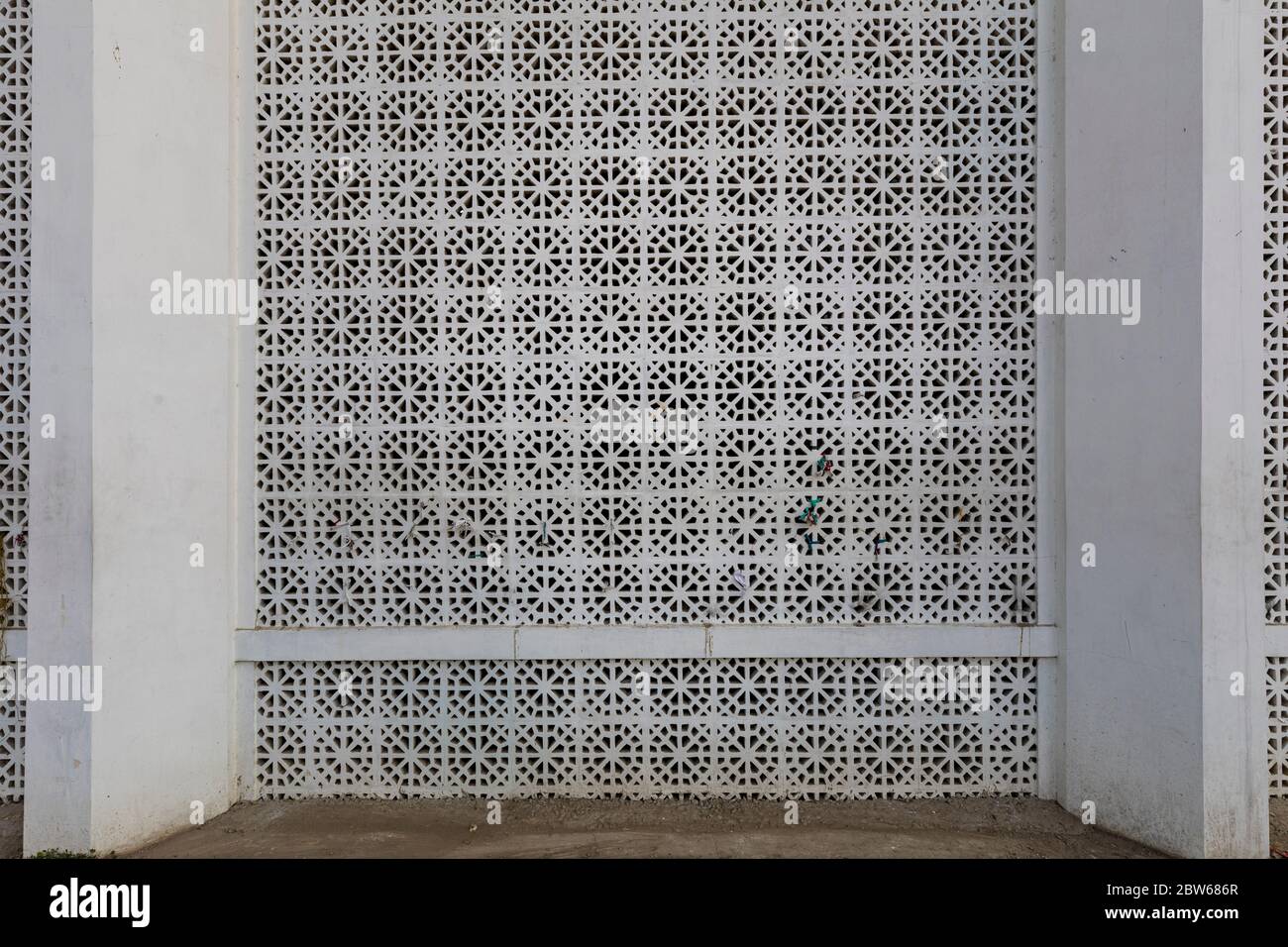 Vue rapprochée des travaux de treillis complexes sur les murs du célèbre sanctuaire de Hazratbal à Srinagar au Cachemire Banque D'Images