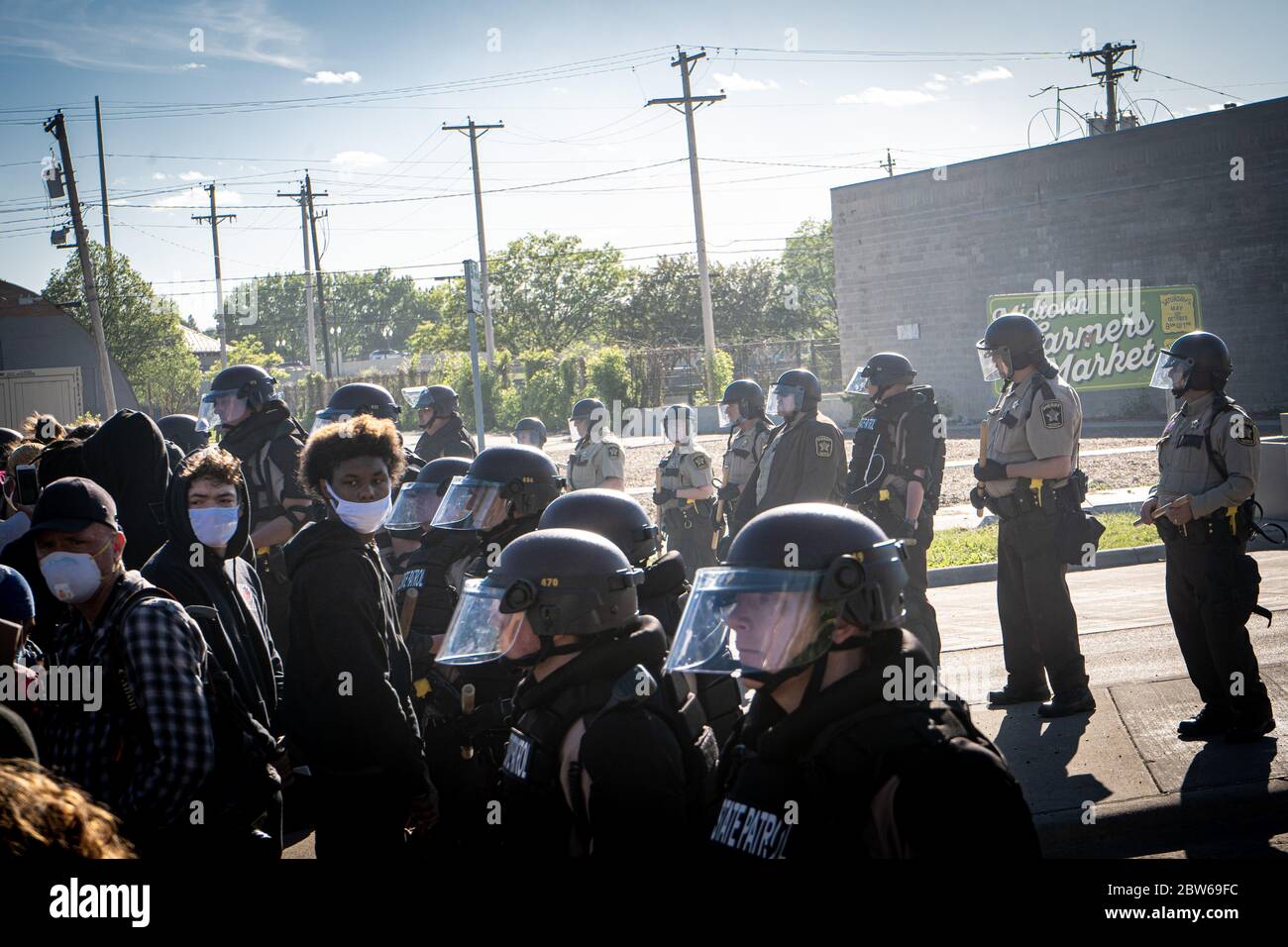 des policiers de patrouille d'état se tenant en garde contre les émeutes de minneapolis et contrôlant les manifestants et les manifestants Banque D'Images