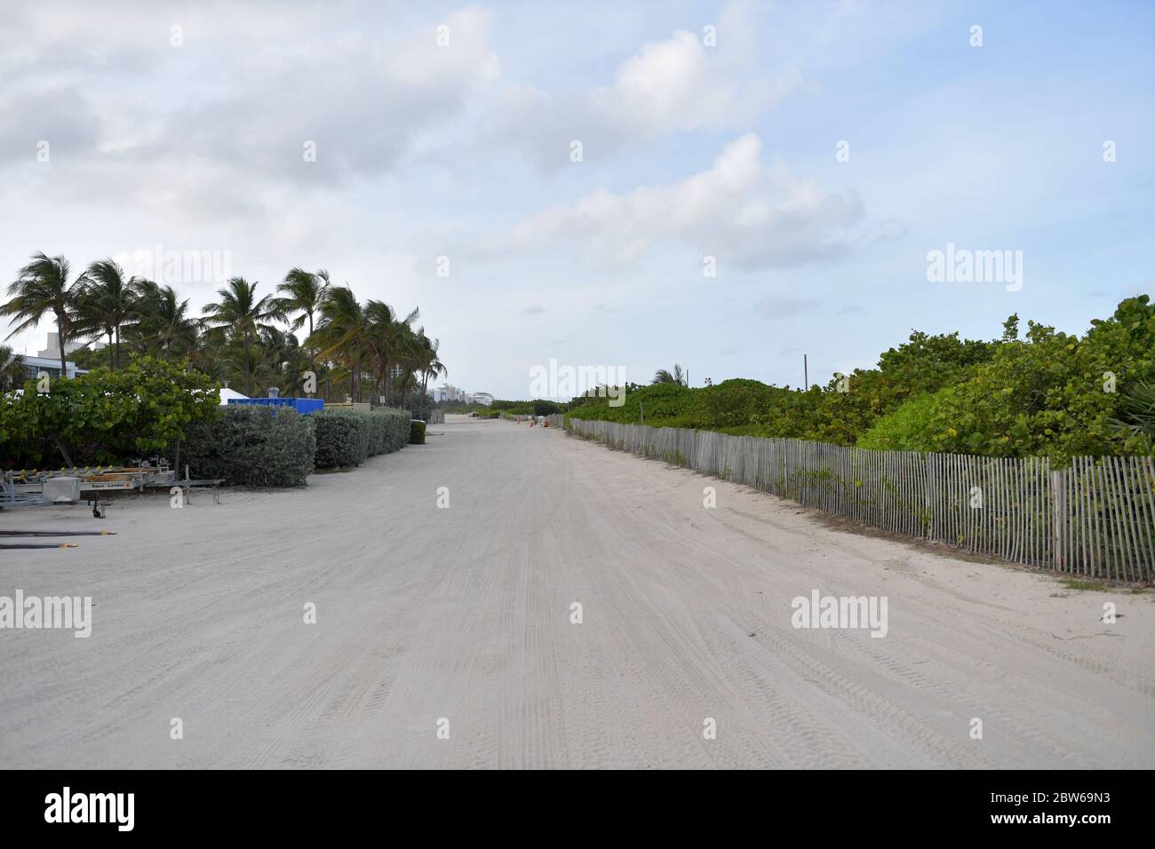 FORT LAUDERDALE, FLORIDE - 30 MAI : COVID-19 après des mois de fermeture en raison de la pandémie du coronavirus, les plages de Miami-Dade sont prévues pour rouvrir lundi, mais est-ce qu'il est tard que beaucoup de petits businessÕs sont déjà fermés et hors d'affaire en raison de la pandémie du coronavirus le 30 mai 2020 à Miami Beach, Floride personnes: COVID-19 crédit: Storms Media Group/Alamy Live News Banque D'Images