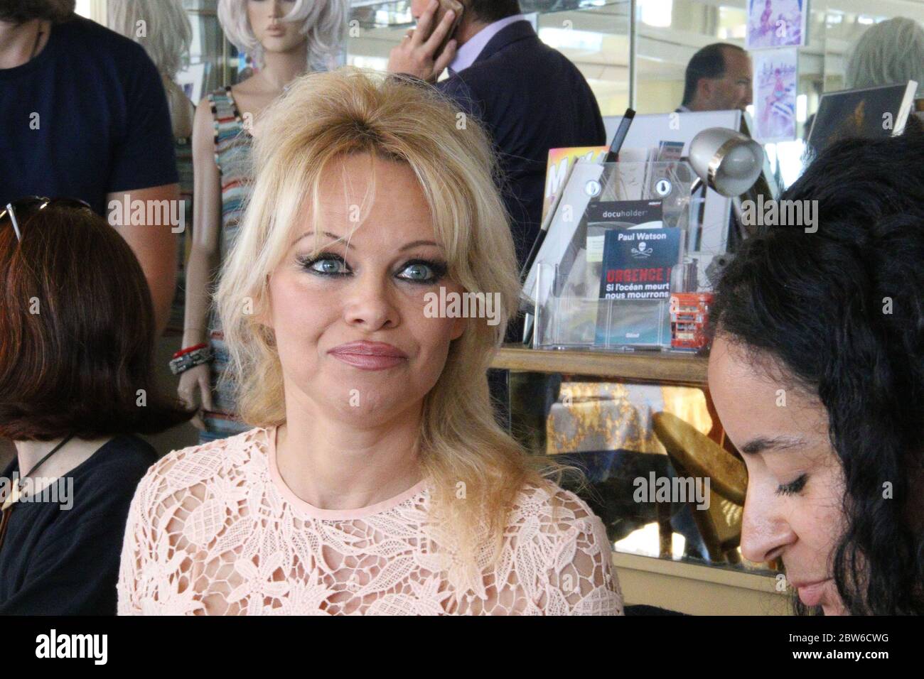 Pamela Anderson regardant l'appareil photo avec chien, mai 2016 Banque D'Images