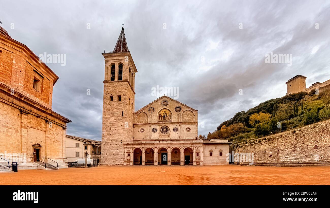 Place médiévale de la cathédrale de Spoleto, Spoleto, Ombrie, Italie. Banque D'Images