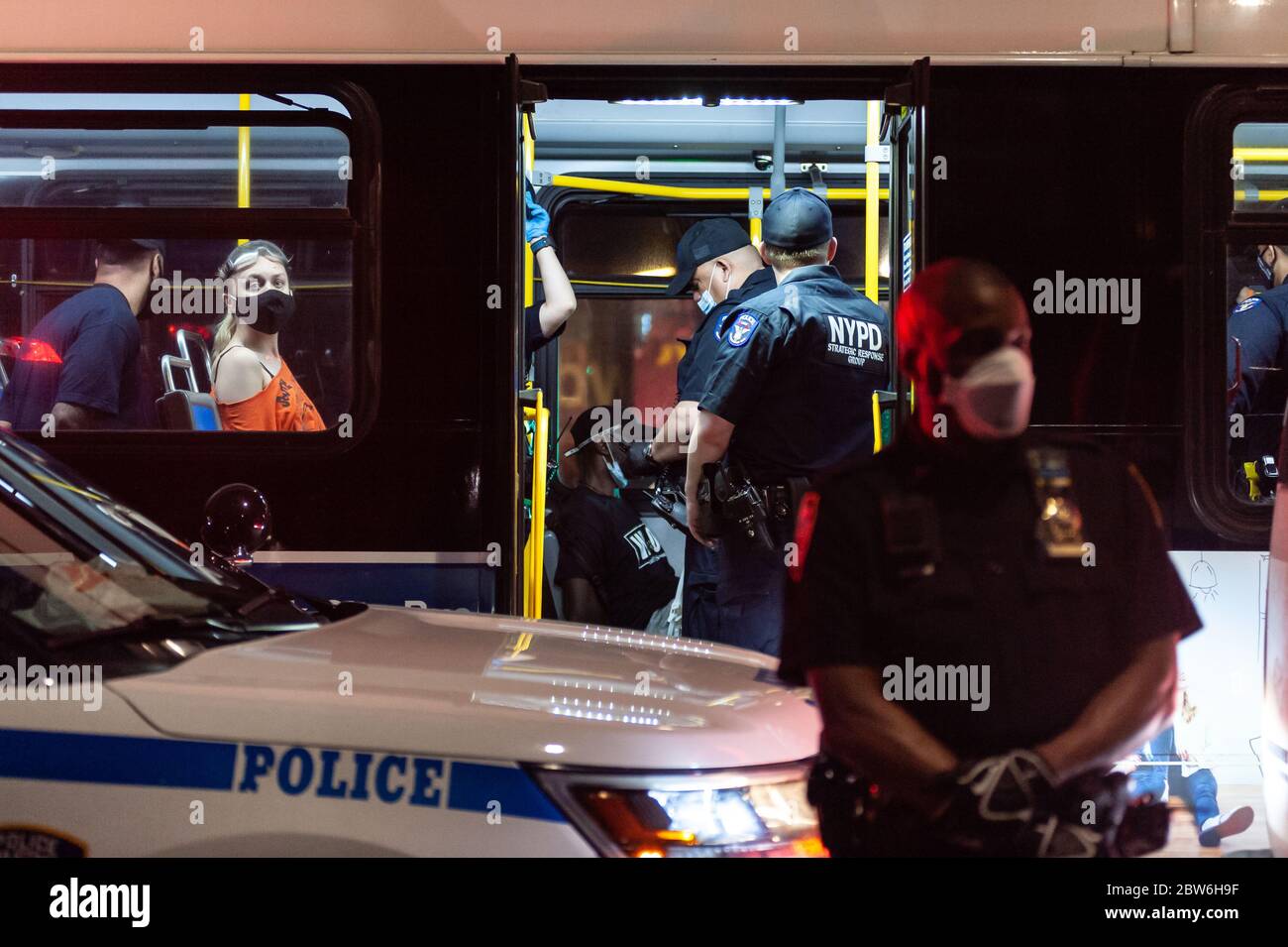 Un manifestant attend dans un autobus MTA après son arrestation par le NYPD après avoir protesté contre la mort de George Floyd au Barclay Centre le 30 mai 2020, à New York. (Photo de Gabriele Holtermann/Sipa USA) crédit: SIPA USA/Alay Live News Banque D'Images