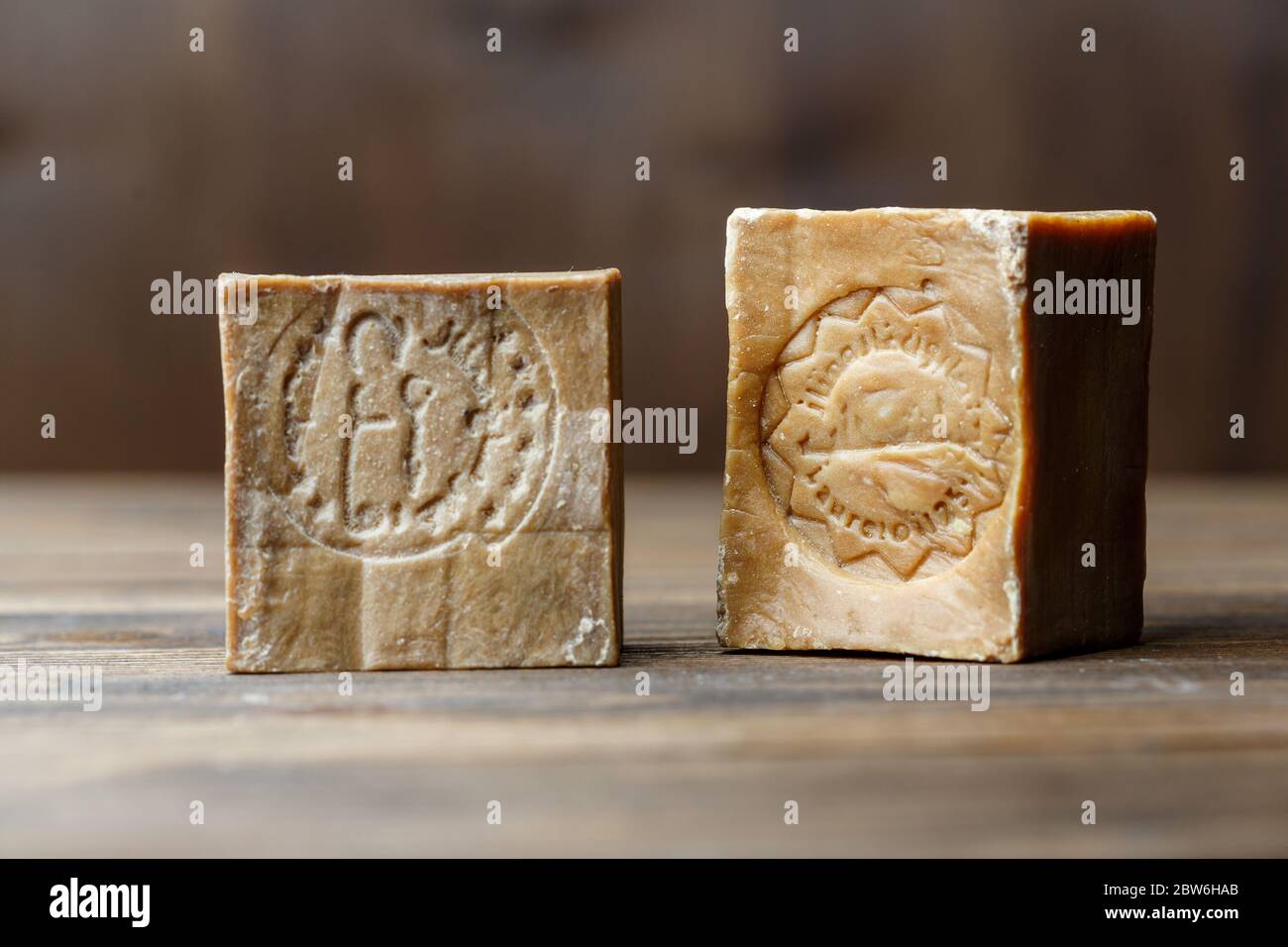 Deux barres de savon de Laurier biologique traditionnel d'alep vieilli sur fond de bois brun. Concept de traitement de la peau Banque D'Images