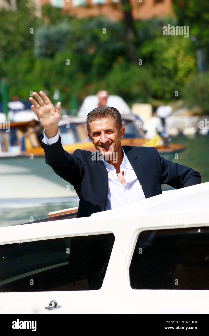 VENISE, ITALIE - 30 AOÛT : Ezio Greggio est aperçu lors du 68e Festival du film de Venise le 30 août 2011 à Venise, Italie Banque D'Images