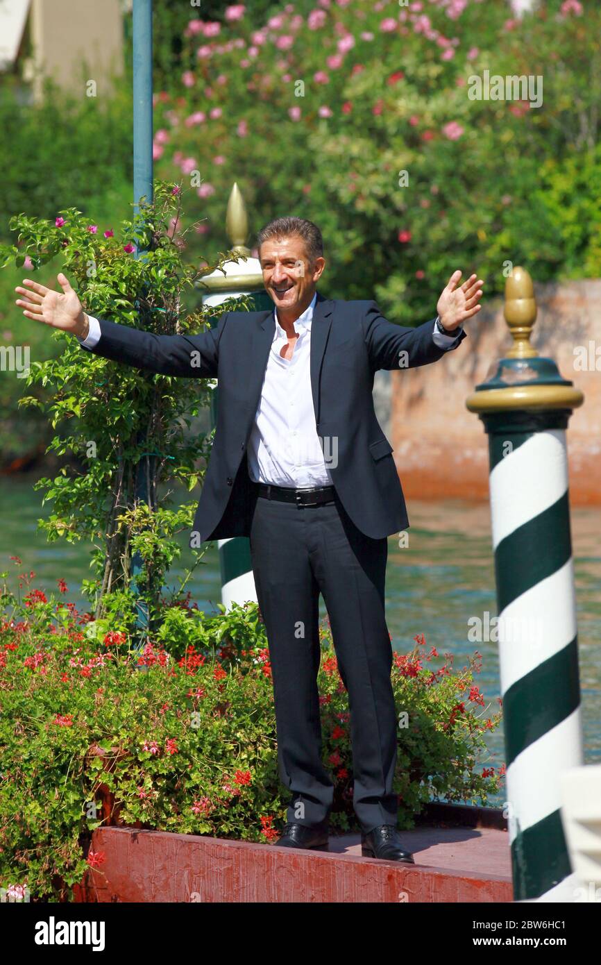 VENISE, ITALIE - 30 AOÛT : Ezio Greggio est aperçu lors du 68e Festival du film de Venise le 30 août 2011 à Venise, Italie Banque D'Images