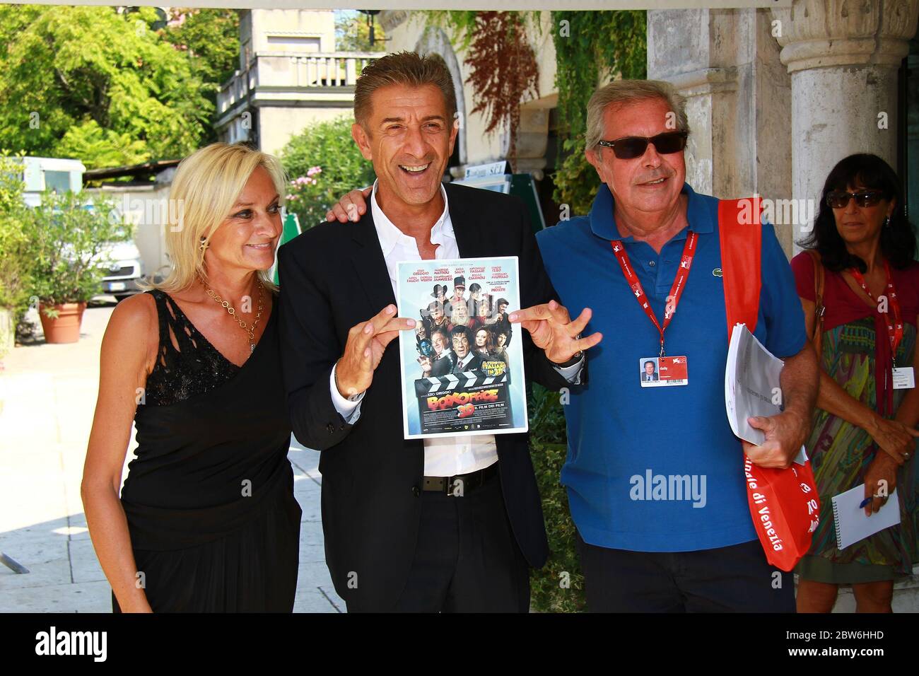 VENISE, ITALIE - 30 AOÛT : Ezio Greggio (centre) est aperçu lors du 68e Festival du film de Venise le 30 août 2011 à Venise, Italie Banque D'Images