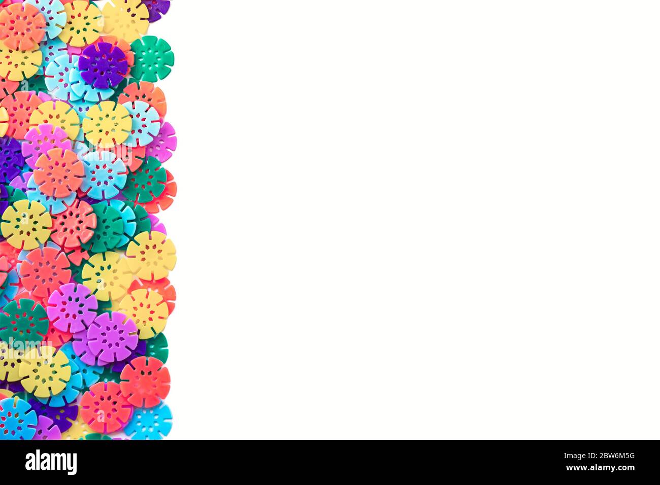 Arrière-plan de concepteur multicolore. Détails multicolores sous forme de flocons de neige du designer pour enfants. Disques en plastique pour le développement Banque D'Images