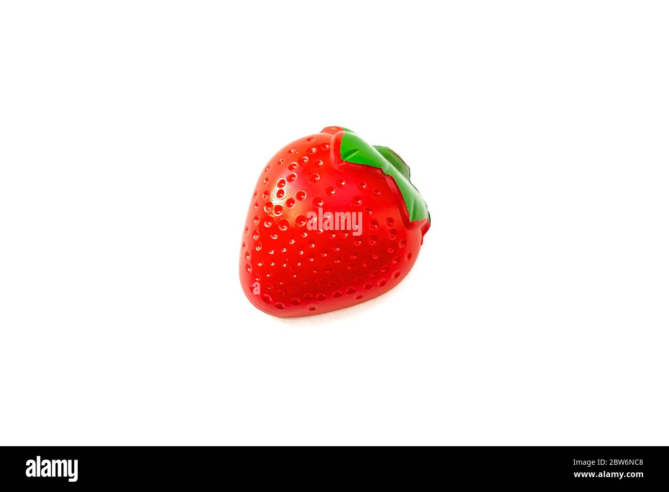 Fraise. Jouet en plastique fruit isolé sur fond blanc. Fruits en plastique pour le jeu. Jouer au magasin pour enfants Banque D'Images