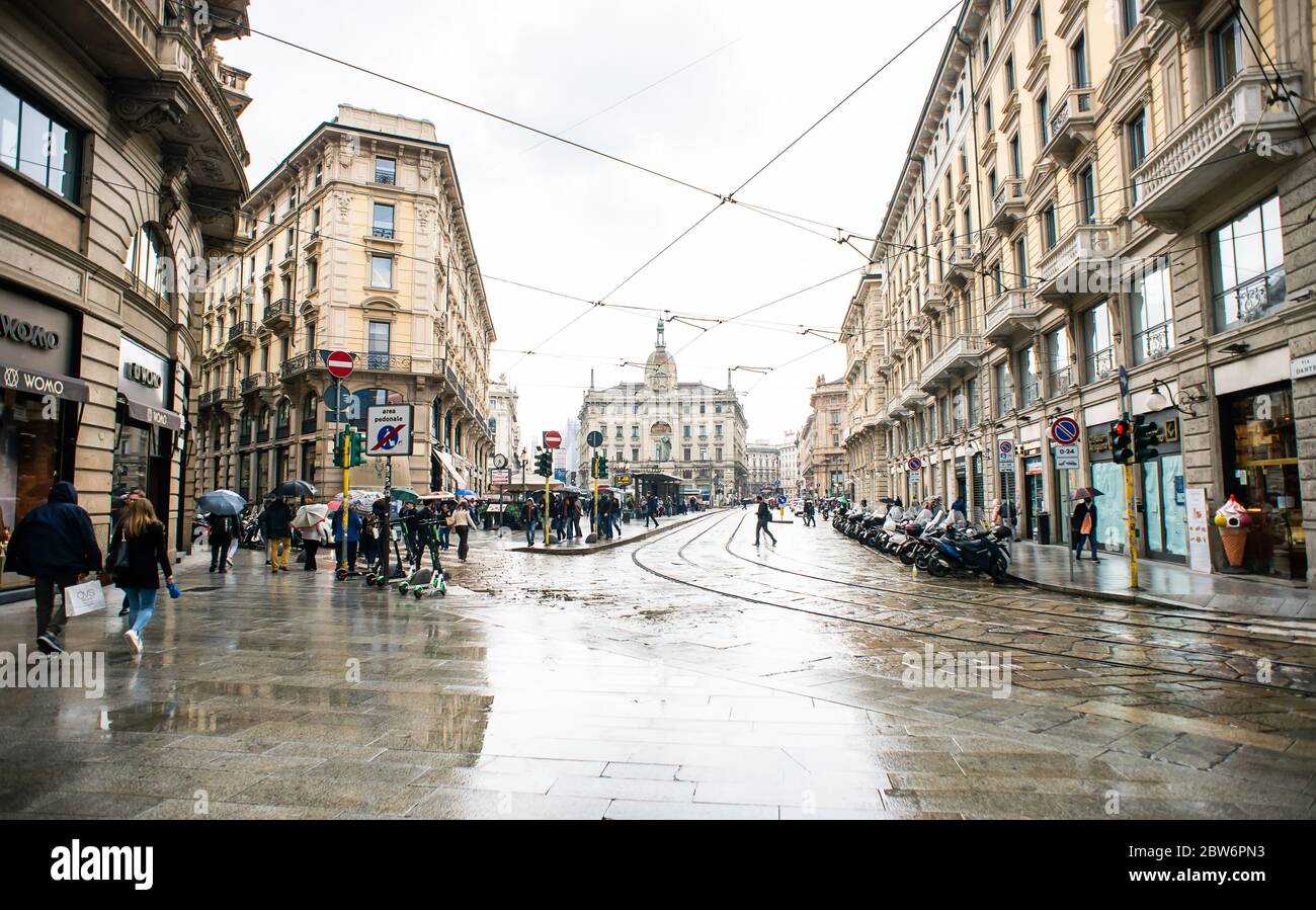 Milan. Italie - 20 mai 2019 : rue via Dante et place Piazza Cordusio à Milan. Temps pluvieux. De nombreux passants et touristes se rendent à pied le long de l' Banque D'Images