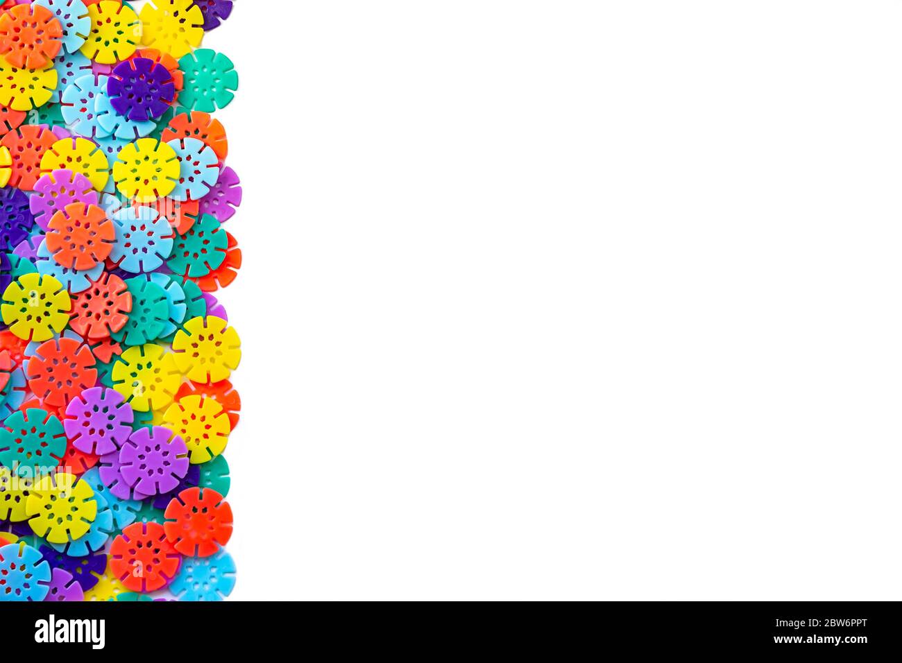 Arrière-plan de concepteur multicolore. Détails multicolores sous forme de flocons de neige du designer pour enfants. Disques en plastique pour le développement Banque D'Images