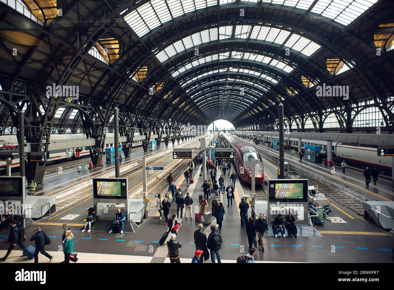 Milan. Italie - 21 mai 2019 : vue intérieure de la gare centrale de Milan. Train à grande vitesse moderne à la gare. Banque D'Images