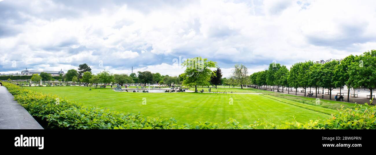 Paris. France - 18 mai 2019 : Jardins des Tuileries à Paris. Ciel nuageux. Temps pluvieux. Banque D'Images