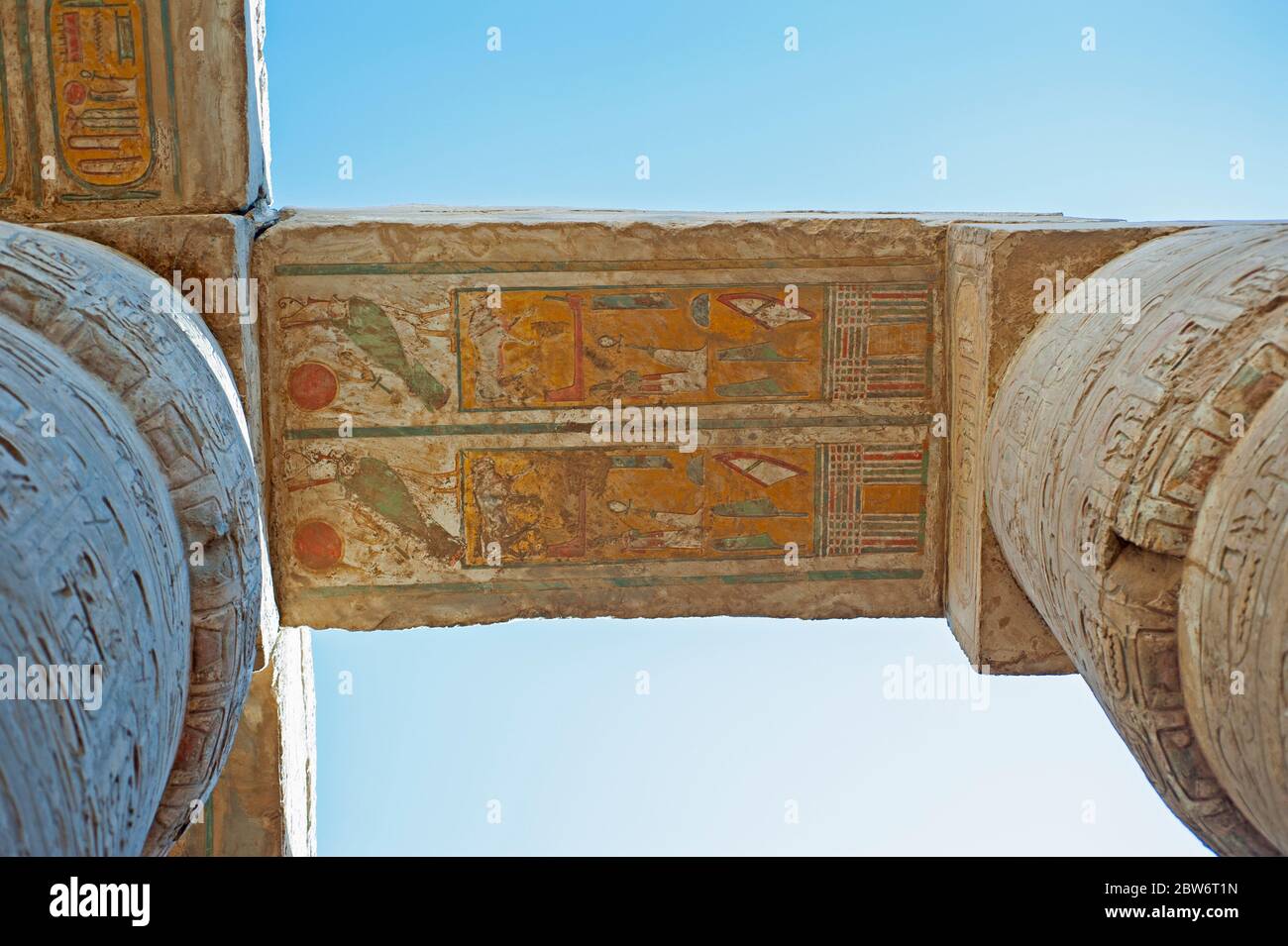 Sculpture Hiéroglypique et peintures sur le mur de plafond de l'ancien temple égyptien Karnak à Louxor avec colonnes Banque D'Images