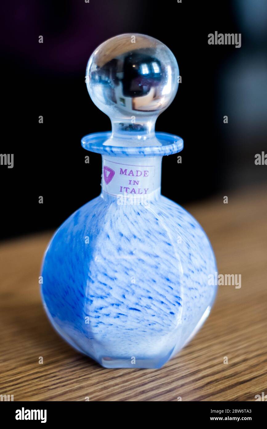 Bouteille de parfum en verre bleu et blanc fabriquée en Italie Banque D'Images