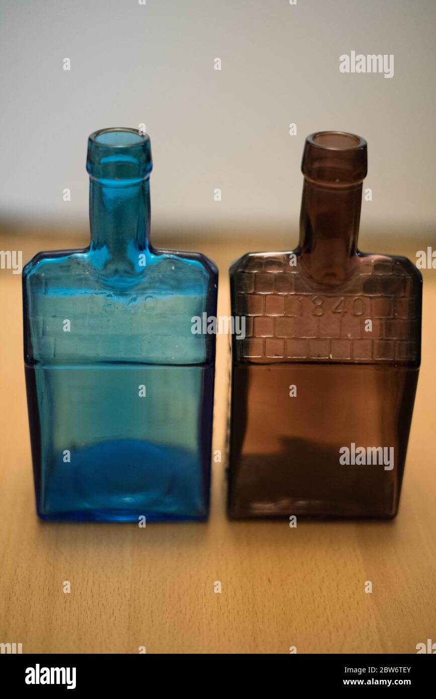 Boez's Old Cabin Whiskey Blue & Brown Glass Collectible Liquor Bottles by Wheaton NJ vue arrière Banque D'Images