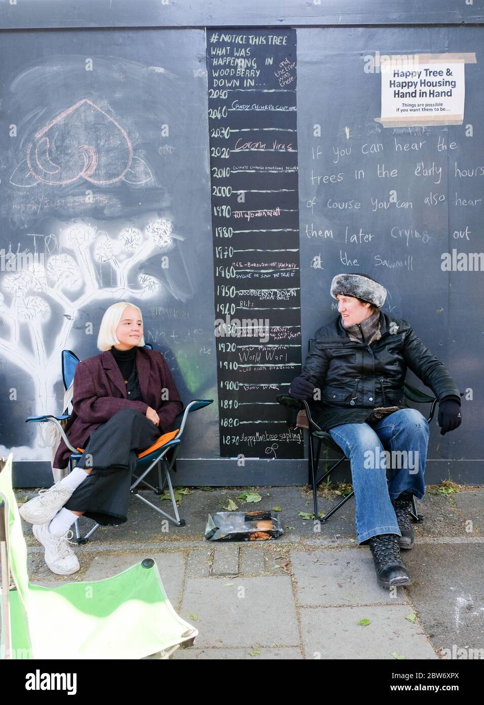 Woodberry Down, Londres, Royaume-Uni. 30 mai 2020. Les militants de la communauté locale à l'extérieur du pub Happy Man dans le domaine de Woodberry Down, au nord de Londres, l'avion d'un an devrait être abattu dans le cadre du nouveau développement de logements. Crédit : Matthew Chattle/Alay Live News Banque D'Images